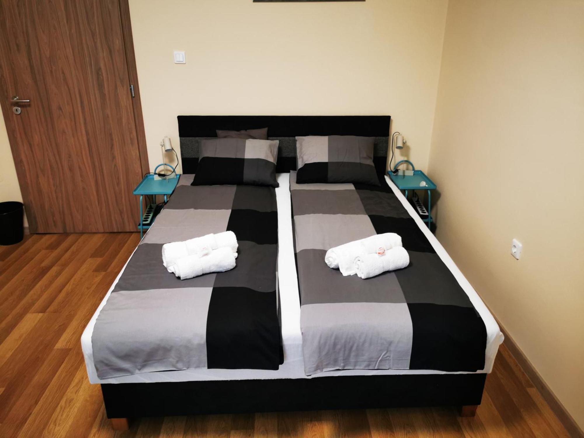 Central Park Apartman Szekszárd Buitenkant foto